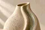 Gros plan simulé du grès ivoire moucheté et de la glaçure sauge près de l’ouverture du vase Sillage.